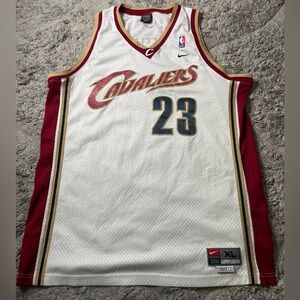 ⛹️Vintage Nike Cleveland Cavaliers Lebron James size men’s Size XL +2 #23 Jersey